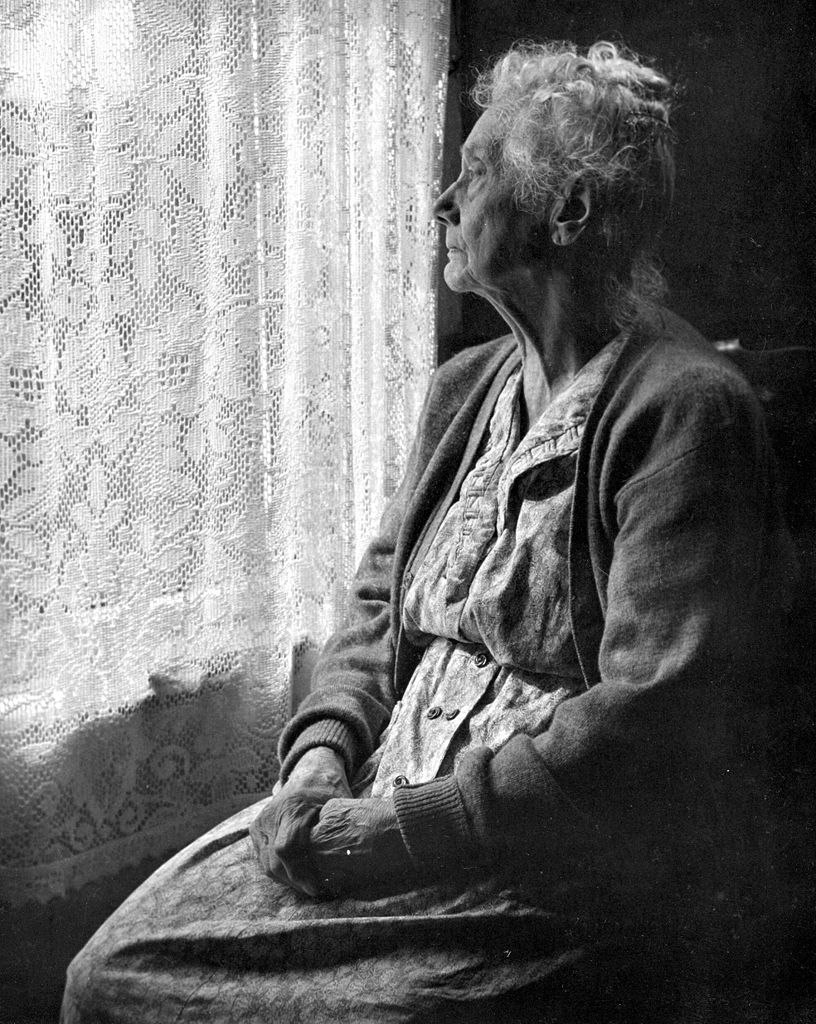 816px-Elderly_Woman__BW_image_by_Chalmers_Butterfield.jpg